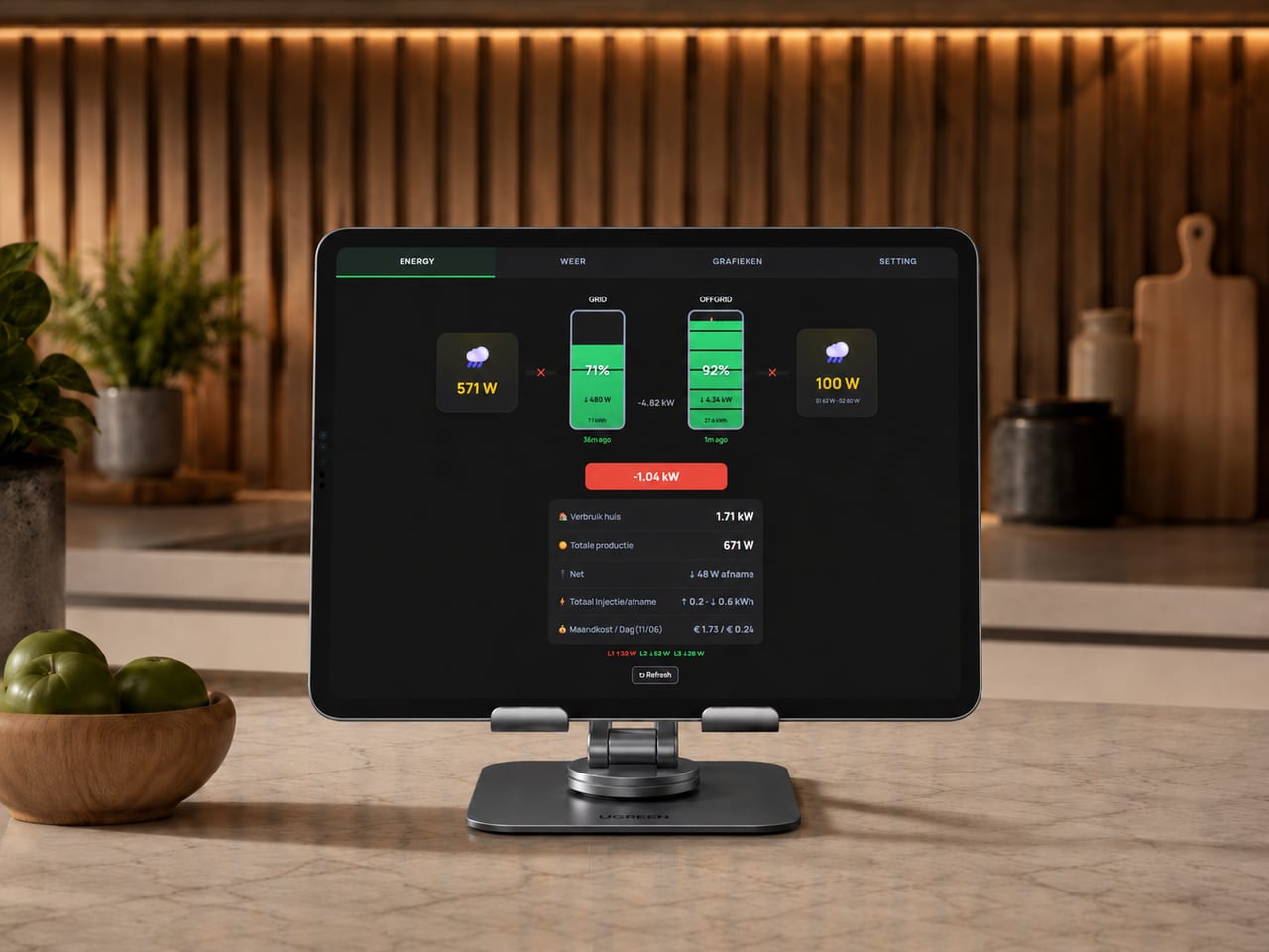 Energie-app op een tablet in de keuken — live energiebalans en verbruik
